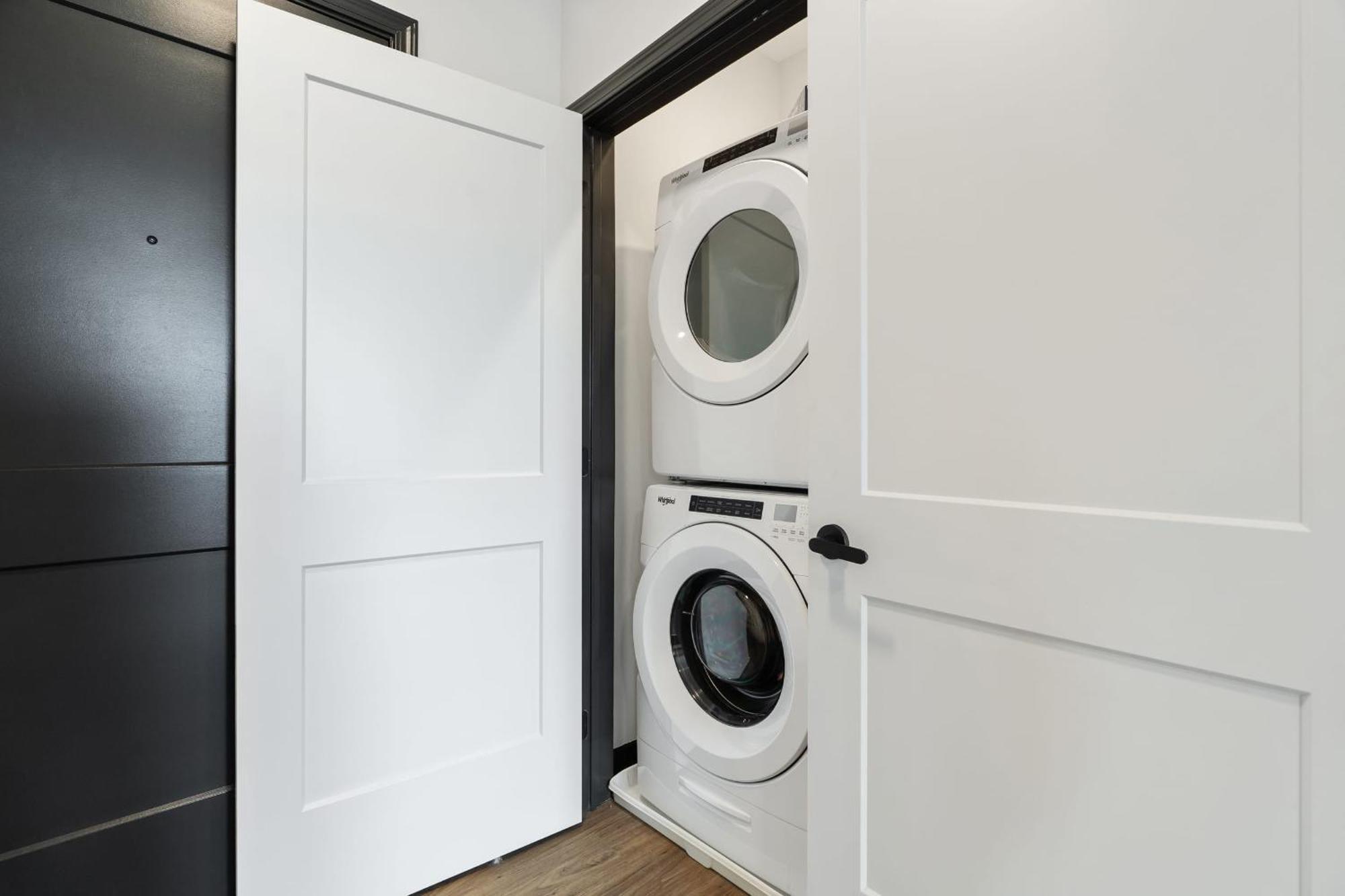 Cozysuites On Mass With Garage Parking #7 Индианаполис Екстериор снимка