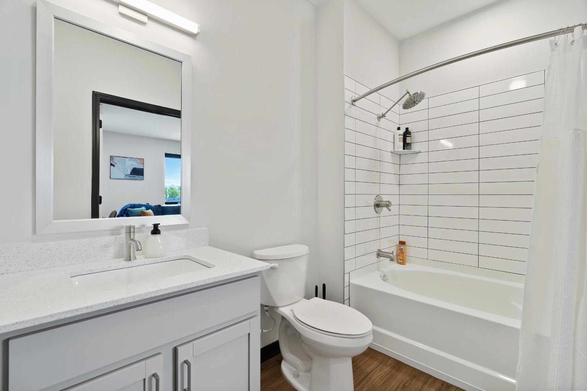 Cozysuites On Mass With Garage Parking #7 Индианаполис Екстериор снимка